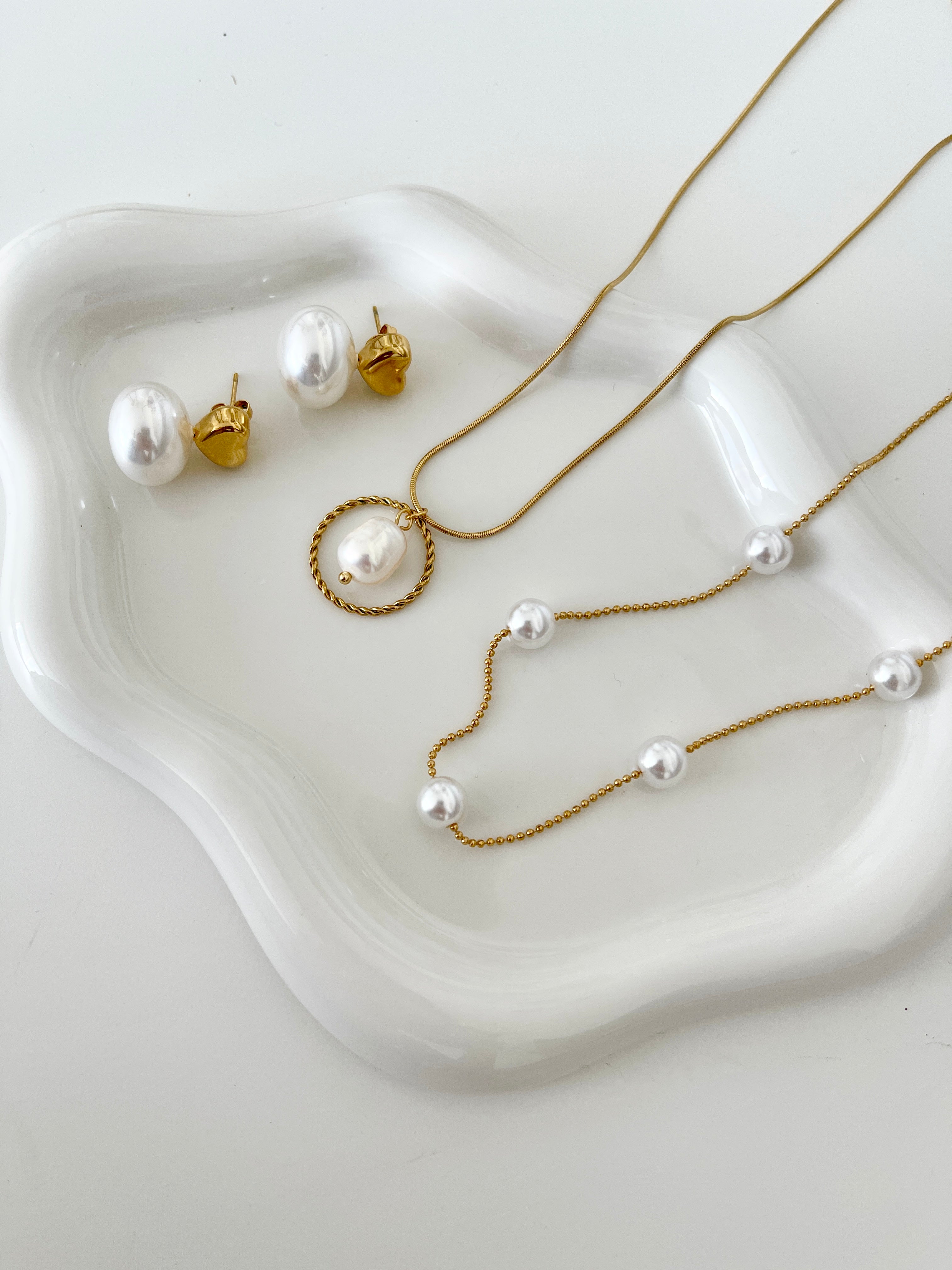 Single Pearl & Circle Pendant Necklace